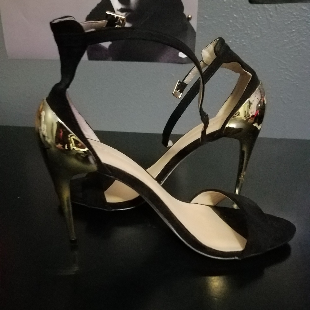NWOT Zara gold heels